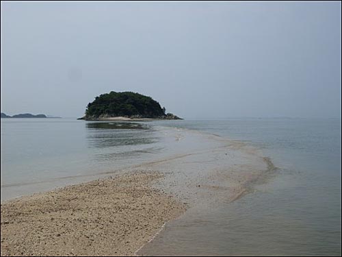 목섬은 2000년 9월 15일 특정도서 제15호 항도로 지정되었다. 지정면적은 5,454㎡이고, 지정사유는 해양생물이 다양하고 자연환경이 우수하다는 것. 도서지역의 생태보존에 관한 특별법에 의해 특정도서로 보호받고 있다.
