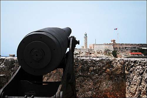 모로 요새(Castillo del Morro)와의 사이에 대기시켜 놓아 만으로 침투하는 적군을 공격했다고 한다.