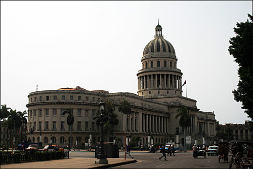 쿠바 국회의사당. 미국 워싱턴 국회 의사당의 쌍둥이 축소판.