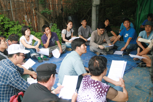 2008 도시농부학교에 참가한 수강생들의 얼굴 표정이 진지하다. 전국귀농운동본부는 지금까지 5기 수강생을 배출 했으며, 올해 2번의 도시농부학교를 개최했다.  