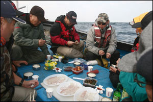 배 위에서 즐기는 대구회 만찬. 갓 낚아 올린 80cm급 대구 한 마리로 8명이 푸짐하게 입맛을 즐겼다.