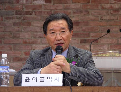 '종교자유와 현대사회'라는 주제발표를 통해, 한국사회의 법체계가 다종교 상황에서 야기되는 문제 해결에 부족하다고 지적했다.
