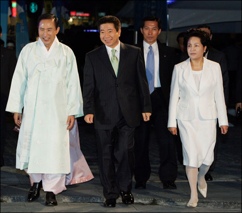 2005년 10월 노무현 대통령이 이명박 서울시장과 함께 청계천을 걷고 있다.