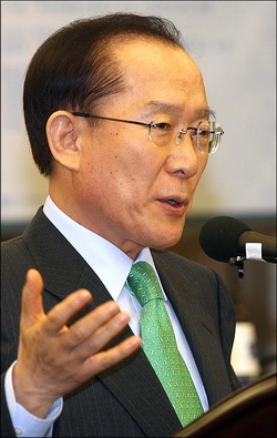 그는 한국의 강력한 보수 권력집단의 대표였지만, 두 차례나 지방 출신의 정치인에게 패배했다.
