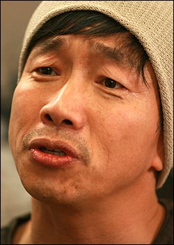  배우 박철민씨가 8일 오후 오마이뉴스 기자와 인터뷰를 하던 도중 최근 쓰러져 병상에 계신  어머니를 생각하며 눈물을 흘리고 있다.