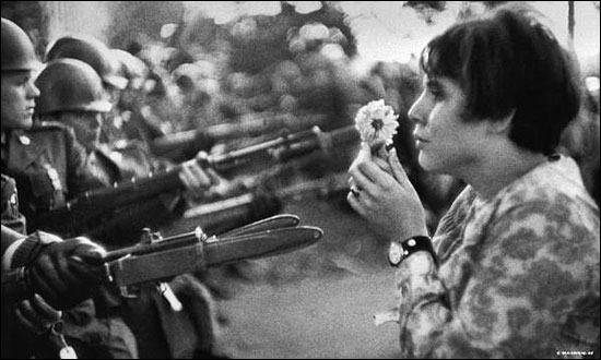 반전운동이 한창이던 1960년 대말, 미국 국방성 앞에서 총칼 앞에 꽃 한 송이를 내민다. 저 순진함이 부럽고 놀랍다. 어느새 잊고 살고 있다. 마르크 리부가 찍은 사진.