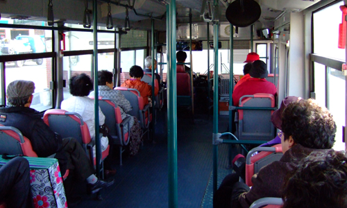 어르신들은 버스에 타면서 모든 분들께 한 번씩 인사를 하고 안부를 물었다.