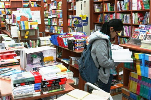 서점에서 책을 고르는 학생