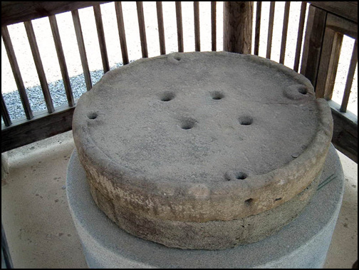 경북 군위군 소보면 법주사에는 문화재로 지정된 왕맷돌이 있지요. 지난 2007년 4월에 찍은 사진인데, 크기가 매우 놀랍지요? 산동면 문수사에 있던 맷돌도 크기는 이보다 작지만 오랜 옛날, 많은 식구들이 절집에 있었을 거라 여겨져요.