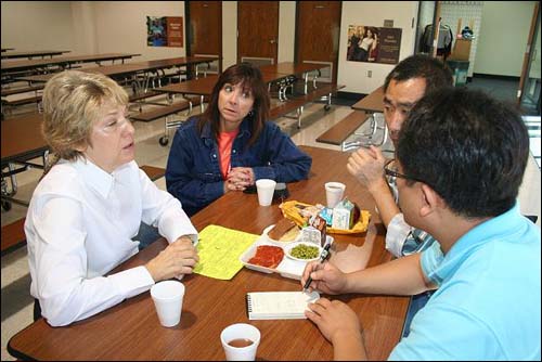 10월 10일 미국 미주리주 미키 벨로시(Mickey Belosi) 학교급식 감독관(사진 왼쪽)과 마리나 파이퍼(Marlene Pfeiffer) 파크웨이 학군 학교급식 담당자가 본지 취재기자와 학교급식과 관련한 인터뷰를 진행하고 있다. 