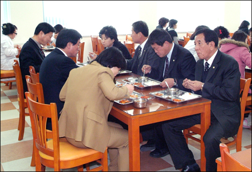 합천군의회 의원들이 군청 구내 식당에서 점심 시간에 직원들과 간담회를 가졌다.