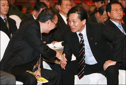 김진홍 뉴라이트전국연합 상임의장과 공성진 한나라당 의원(오른쪽)이 이야기를 나누고 있다. 