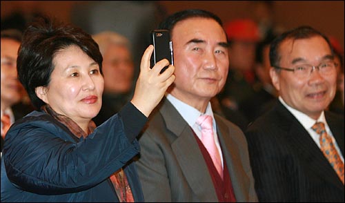 전여옥 한나라당 의원이 최신형 휴대폰으로 발언자들을 촬영하자 주변에 있던 김진홍 목사를 비롯한 참가자들이 관심있게 쳐다보고 있다.