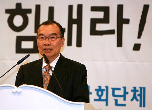  뉴라이트전국연합, 국민행동본부, 북한민주화위원회, 반국가교육척결국민연합, 조갑제닷컴, 노노데모 등 100여개 보수단체들이 12월 10일 오후 서울 세종문화회관 세종홀에서 개최한 공동후원행사에서 김진홍 뉴라이트전국연합 상임의장이 인사말을 하고 있다.