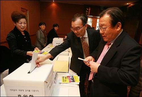 김진홍 뉴라이트전국연합 상임의장이 행사장 입구에 마련된 후원함에 봉투를 넣고 있다.