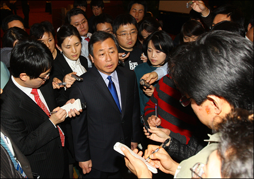 제6차 북핵 6자회담 3차 수석대표회의가 열린 2008년 12월 10일 오후 한국 측 수석대표인 김숙 한반도평화교섭본부장이 중국 베이징 켐핀스키 호텔에서 기자회견을 가진 뒤 숙소로 돌아가며 기자들의 추가질문을 받고 있다.
