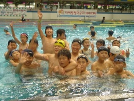 수영교살에 참가한 아이들 