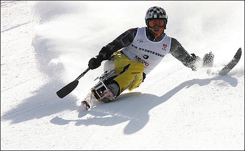 스키장 이용객들의 이용이 늘어나면서 스키장에서 발생하는 사고가 늘어나고 있는데, 올해도 스키장에서의 안전사고는 증가할 전망입니다. 사진은 지난 2006년 열린 전국장애인체육대회 알파인스키 좌식부문에 참가한 선수의 질주 장면. 

