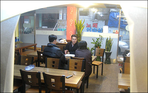 김종진 사회연대은행 팀장이 서울 상계동의 한 가게에서 창업지원사업 지원자를 대상으로 현장 실사를 하고 있다.