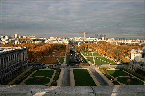 개선문 위에서 바라본 시내풍경. 공원을 지나 브뤼셀 시내가 막힘없이 펼쳐져 있다.