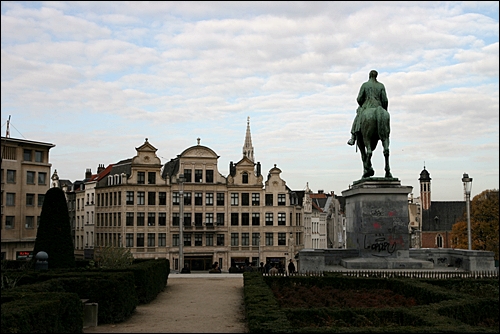 벨기에를 부흥시켰던 레오폴드2세 동상. 기단에도 낙서를 많이 해 놓았다.
