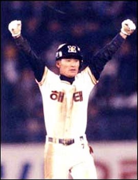 해태 왕조의 주역 데뷔 첫 해인 93년에는 7도루로, 일본진출 전해인 97년에는 3홈런으로 각각 한국시리즈 MVP에 오르기도 했다. 