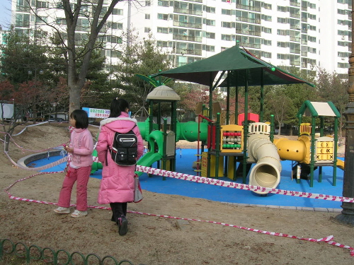 모양새를 갖춘 놀이터를 한 어린이가 둘러보고 있다. 