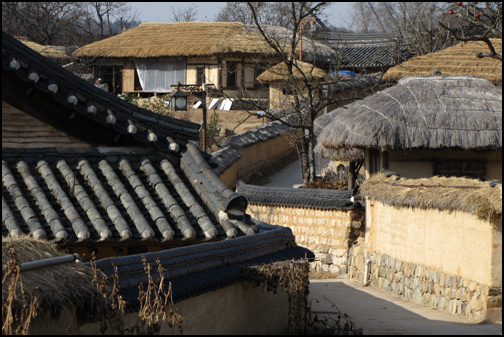 안동 하회마을 옛집 풍경이에요. 하회마을은 매우 너른 마을이었어요. 우리 전통문화가 그대로 남아 있는 곳이지요. 기와집과 초가집이 어우러져 마을을 이루고 그 둘레로 낙동강이 흐르는 물도리동 마을이랍니다.