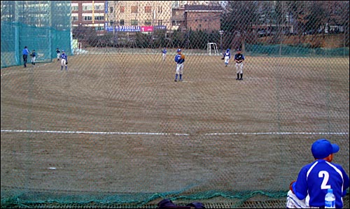  서울 시내 한 초등학교 야구부가 연습 경기를 펼치고 있다.