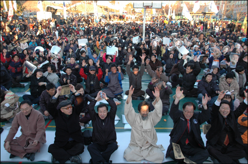 14일 오후 사천체육관 앞에서 열린 진보 희망 지키기 촛불문화제에는 2000여명이 모였다.