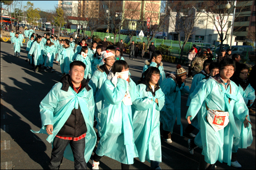 14일 오후 사천 일대를 돌며 '강달프 지키기'를 위해 활동을 벌인 누리꾼 '반쥐원정대' 회원들이 도포무루마기를 입고 사천체육관 앞에 모습을 보였다.