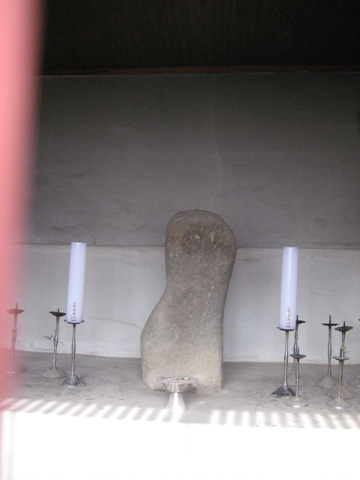성주향교 가는 마을에 모셔진 돌이다.