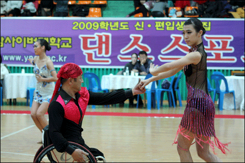 절단지체1급 장애인인 문진호씨와 파트너 김나연씨 휠체어댄스를 추는 것이 행복하다는 문진호씨. 휠체어댄스에서는 둘이 호흡을 맞춰 춤을 추는 것이 중요한 관건이다.
