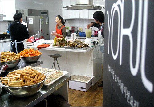 지난 12일 '오가니제이션 요리'의 요리 스튜디오는 케이터링 서비스 주문이 몰려 분주한 모습이었다.