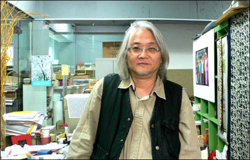 13년 전에 PAPER를 만든 김원 대표. 백발 머리는 이미 그의 트레이드마크가 되었다. 