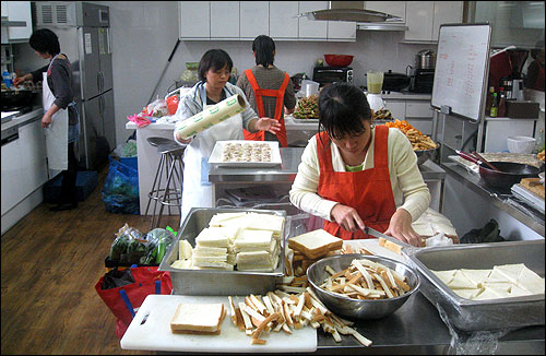 12일 '오가니제이션 요리'의 요리 스튜디오에서 베트남 출신의 레홍 토이(25)씨가 샌드위치를 만들고 있다.