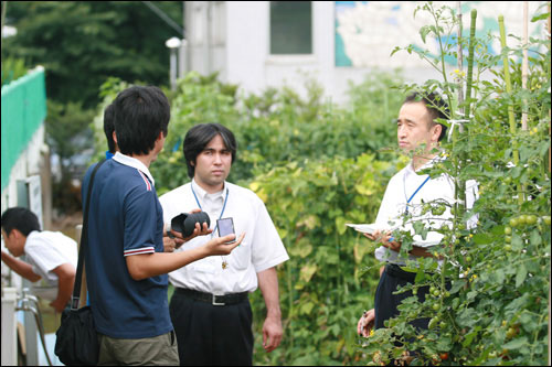 가와사키시 농업진흥센터에서 도시농업을 담당하고 있는 야츠(사진 가운데)씨와 오가사와(사진 오른쪽)씨. 가와사키 체험농원에는 논도 있다고 설명했다.