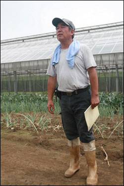 네리마구 체험농원 농장주 시라이(53)씨는 네리마구청에  체험농원인 ‘오오이즈미카제노학교’를 제안해 도시 시민들에게 농사를 가르치고 있다.  
