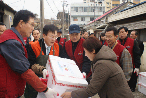  기초생활수급자에게 김치를 전하고 있는 황희철 검사장과 직원들.