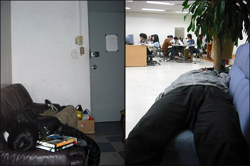 서울 중앙대 캠퍼스 학과실 소파에서 잠을 청하고 있는 재학생(왼쪽), 서울 경희대 캠퍼스 로비 소파에서 잠시 잠을 청하고 있는 재학생