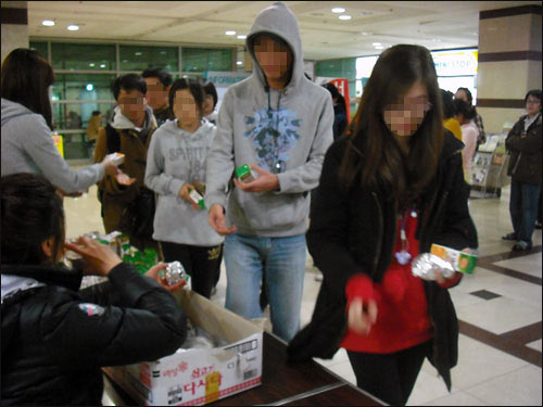 15일 밤, 서울 고려대 캠퍼스 중앙광장에서 학생복지위원회가 준비한 야식인 주먹밥과 음료수를 받아가고 있는 재학생들