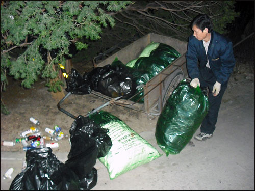 서울 한국외대 도서관에서 나온 쓰레기를 정리하고 있는 정기홍씨의 모습
