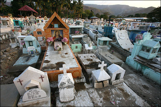 산타 크루즈 묘지와 접한 공동 묘지. 묘비가 빼곡히 들어차 있다. 