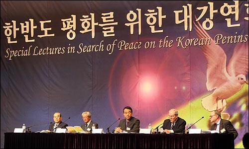 제임스 레이니 전 주한미국대사(오른쪽 두번째)가 '미국 신정부와 한반도 평화' 주제로 강연을 하고 있다.