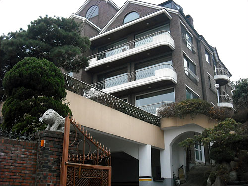 서울 동작구 흑석동 효사길 주변에 위치한 한 고급 주택의 모습