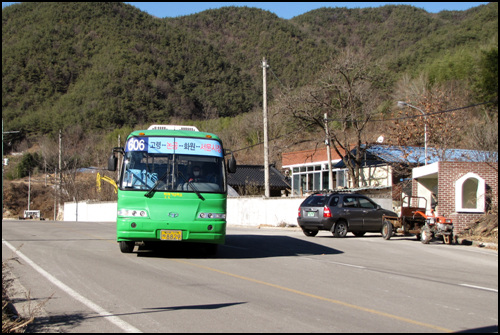 그나마 배티마을까지는 고령에서 하루에 두 번 들어오는 606번 버스가 있어 다행이에요. 하지만 그 윗마을인 개티,덕골,산거리,거뫼 마을 사람들은 '0번 버스'가 없으면 어디에도 갈 수가 없답니다. 아주 고마운 버스이지요.