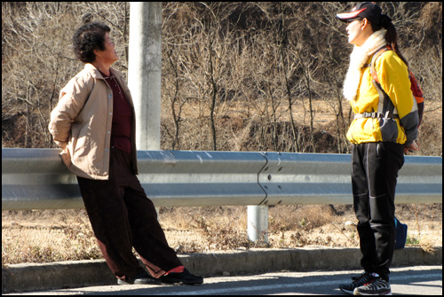 ‘새밤데기’,‘마질데기’, ‘군위데기’하면서 마을 아낙들을 부르는 이름이 무척 정겹습니다. 마을에는 모두 일흔이 넘은 어르신들이라서 다리 아프고 허리 아픈 사람들이 많다고 하셨어요. 만약에 버스가 없다면 발이 꽁꽁 묶이고 만다면서 무척 고마운 버스라고 칭찬을 하십니다. 