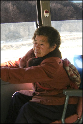 거뫼 마을에서 타신 할머니는 오늘 온종일 '0번 버스'에 탄 첫손님이자 마지막 손님이에요. 할머니는 날마다 버스 타고 고령까지 마실가는 재미로 사신답니다. 워낙 덜컹거리는 산길로 가는 버스 안에서 찍은 사진이라 몹시 흔들리고 잘나온 사진이 없어서 많이 미안하네요.