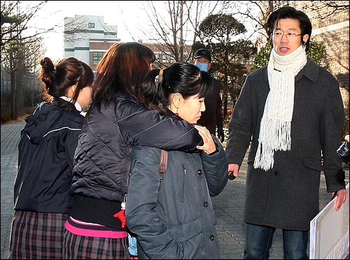 18일 오전 서울 광진구 광양중학교에서 윤여강 교사가 출근투쟁을 벌인 가운데 학급 학생들이 교실 밖으로 나와 격려를 하고 있다.