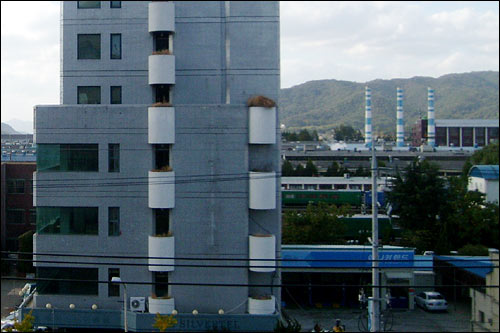 대로변에 방치되어 있는 뉴월드관광호텔 건물(구 에이스노인병원)